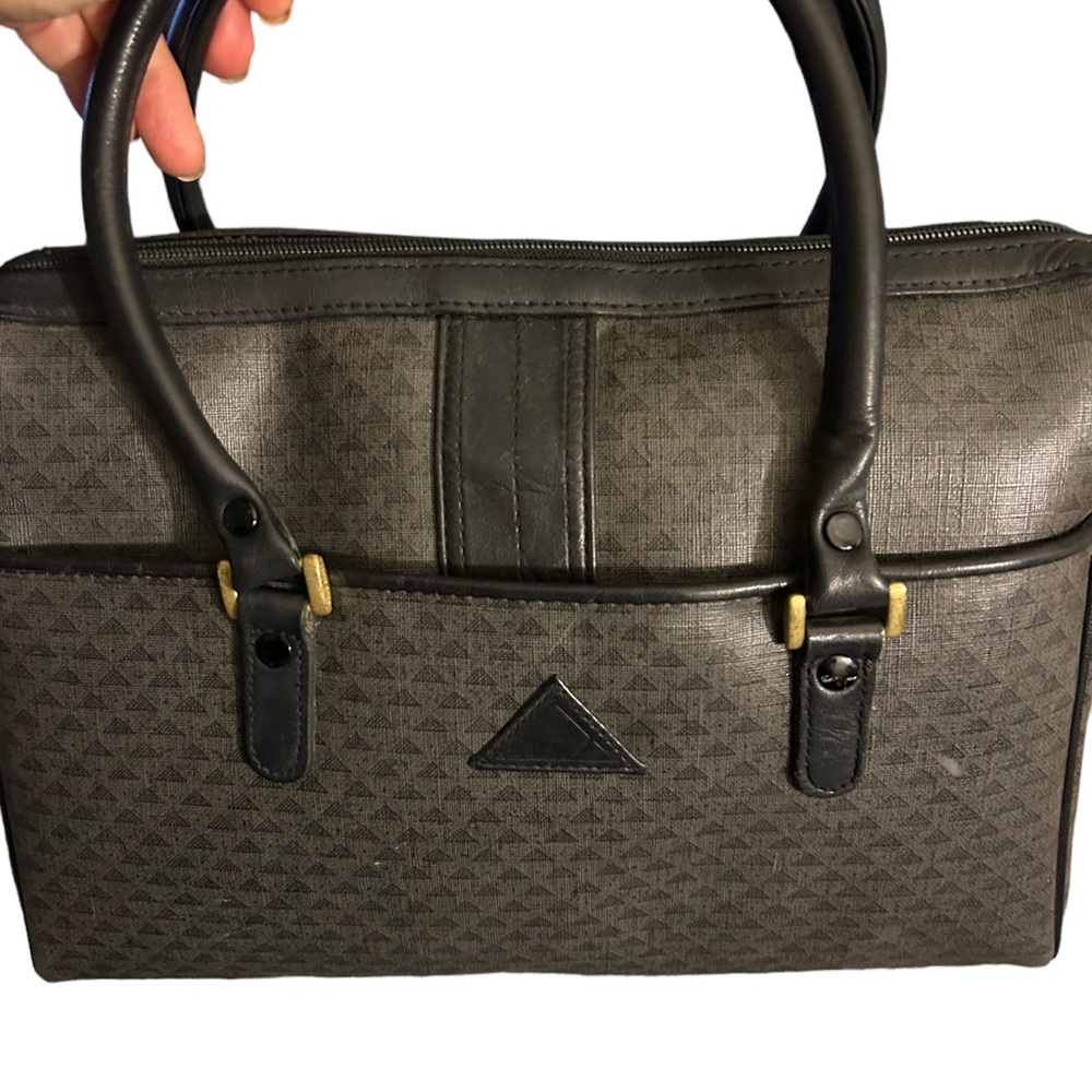 Authentic Liz Claiborne vintage medium size hand bag.